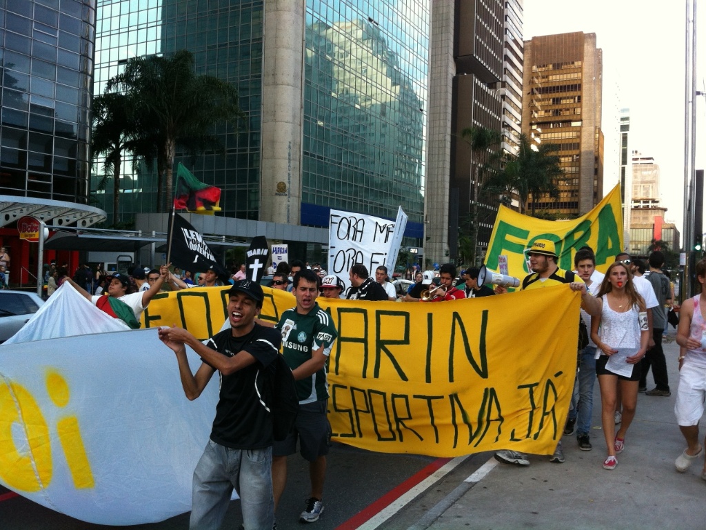 29.jun.2013 - Manifestantes da FNT caminham na Avenida Paulista durante protesto contra José Maria Marin 