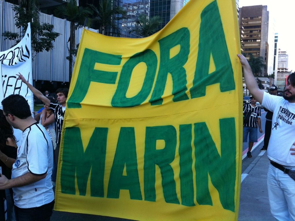 29.jun.2013 - Manifestantes exibem faixa contra José Maria Marin durante protesto 