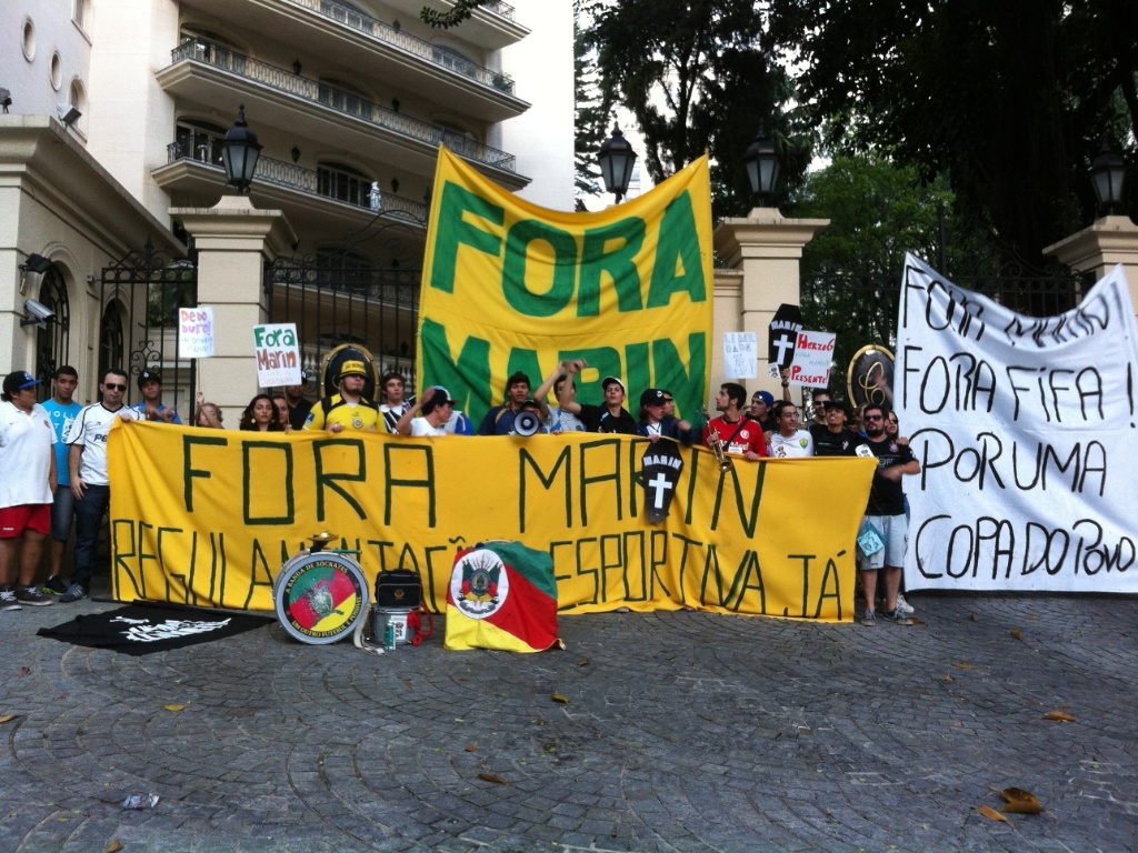 29.jun.2013 - Manifestantes exibem faixas em frente ao prédio onde mora José Maria Marin 