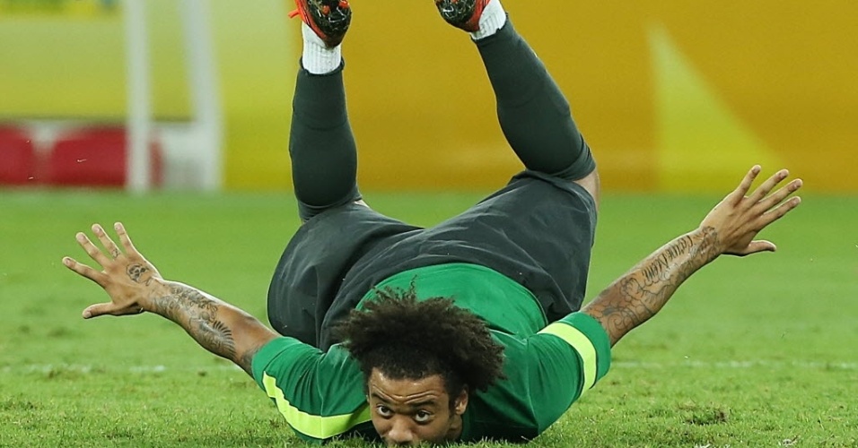 29.jun.2013 - Marcelo dá peixinho no gramado do Maracanã durante treino da seleção brasileira