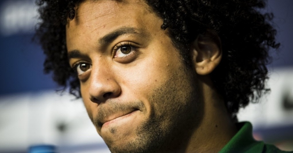 29.jun.2013 - Marcelo, lateral da seleção do Brasil, conversa com a imprensa em coletiva no Rio de Janeiro