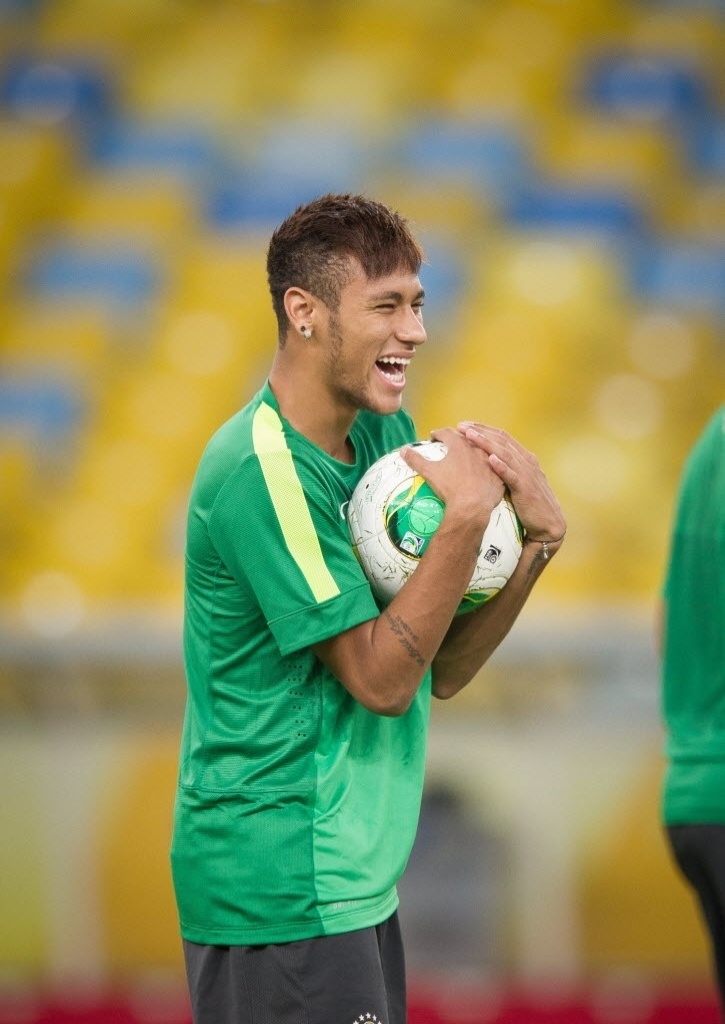 29.jun.2013 - Neymar agarra a bola durante treino da seleção brasileira no Maracanã, palco da final de domingo