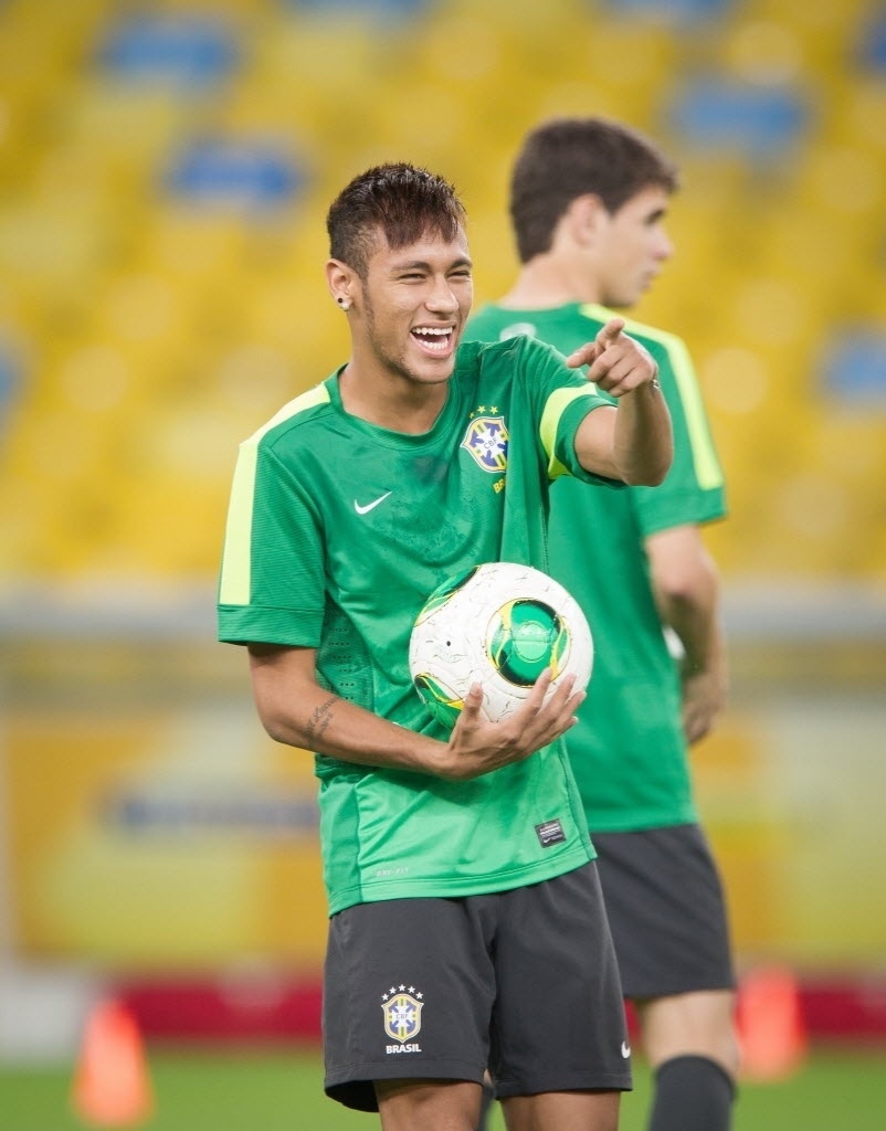 29.jun.2013 - Neymar brinca com companheiros de seleção durante treino no Maracanã