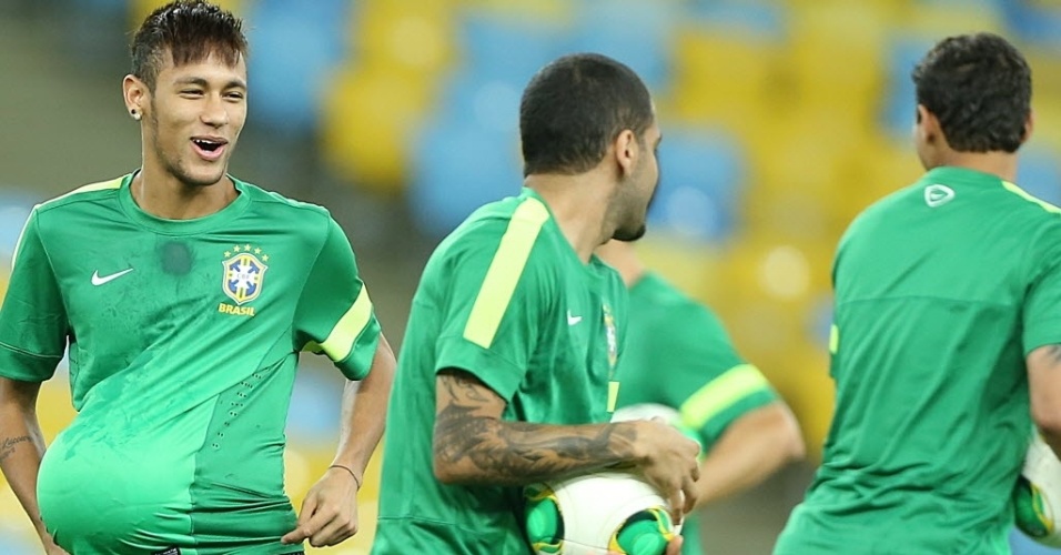 29.jun.2013 - Neymar brinca com Daniel Alves durante treinamento da seleção brasileira neste sábado