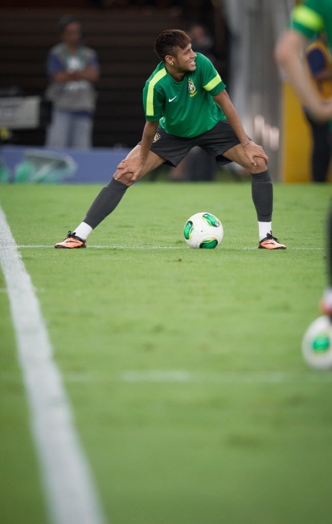 29.jun.2013 - Neymar faz alongamento durante treino da seleção brasileira no Maracanã