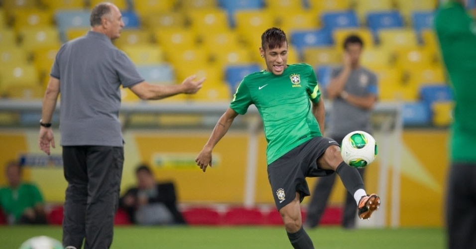 29.jun.2013 - Neymar faz embaixadinhas durante treino da seleção brasileira no Maracanã
