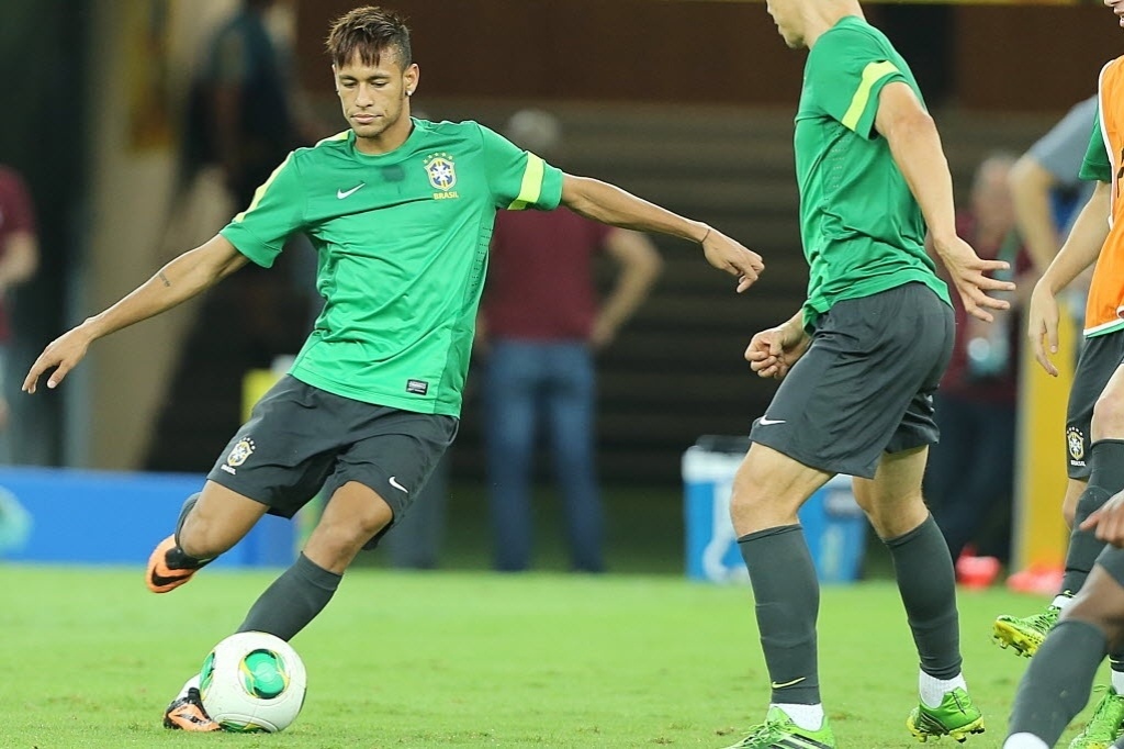 29.jun.2013 - Neymar participa de atividade com bola no treino da seleção brasileira no Maracanã deste sábado