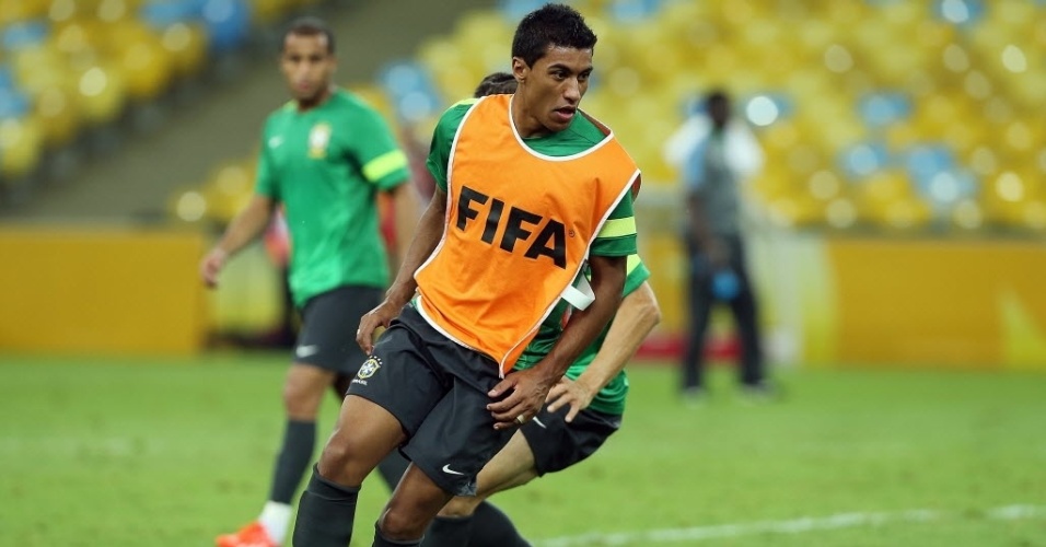 29.jun.2013 - Paulinho participa de jogo coletivo no treino da seleção brasileira no Maracanã