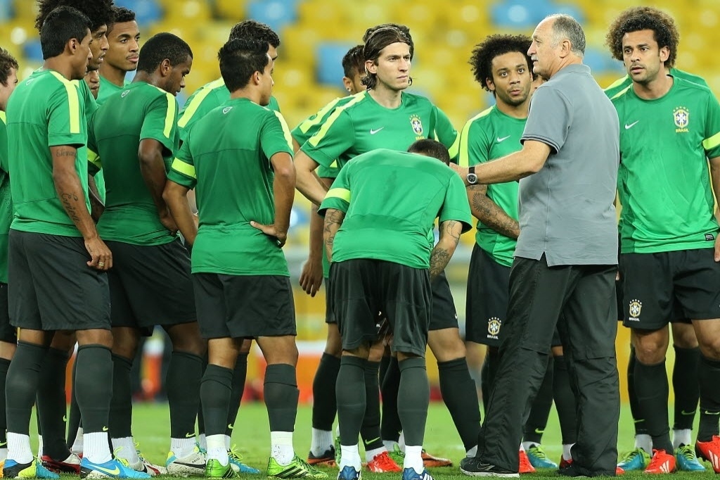 29.jun.2013 - Técnico Luiz Felipe Scolari conversa com jogadores da seleção brasileira durante treino no Maracanã
