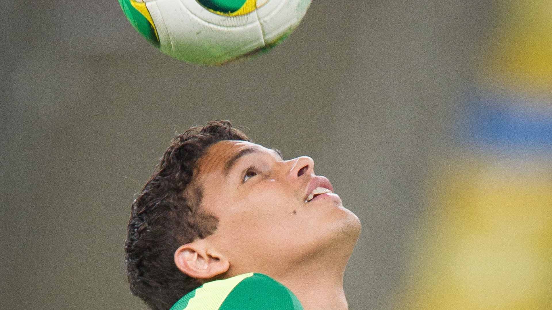 29.jun.2013 - Thiago Silva faz embaixadinhas durante o último treino da seleção brasileira antes da final contra a Espanha