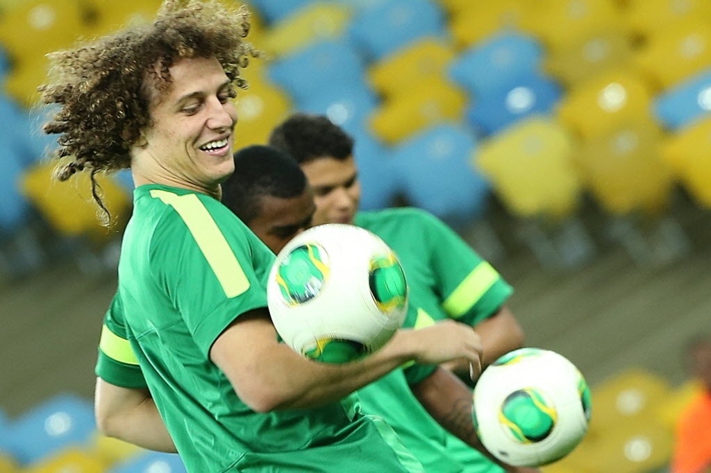29.jun.2013 - Zagueiro David Luiz faz embaixadinhas durante treino da seleção brasileira no Maracanã