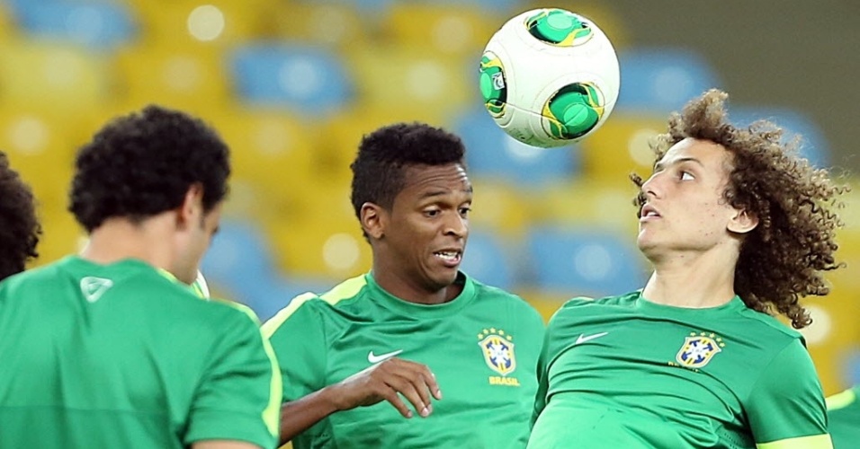 29.jun.2013 - Zagueiro David Luiz faz embaixadinhas durante treino da seleção brasileira no Maracanã