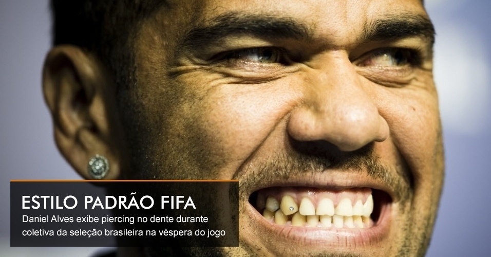 Daniel Alves exibe piercing no dente durante coletiva da seleção brasileira na véspera do jogo
