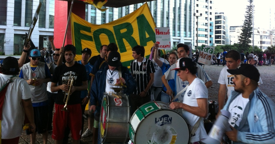 Grupo protesta no vão do MASP e pede saída de José Maria Marin da presidência da CBF