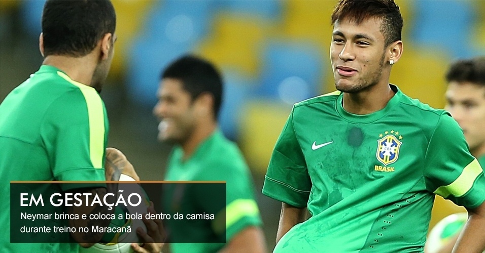 Neymar brinca e coloca a bola dentro da camisa durante treino no Maracanã