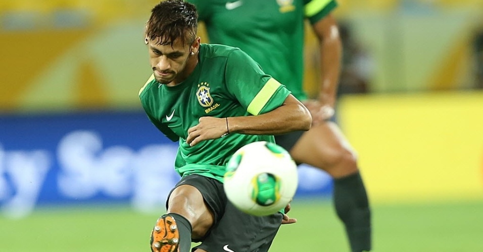 29.jun.2013 - Neymar faz exercício de finalização durante treinamento da seleção brasileira neste sábado