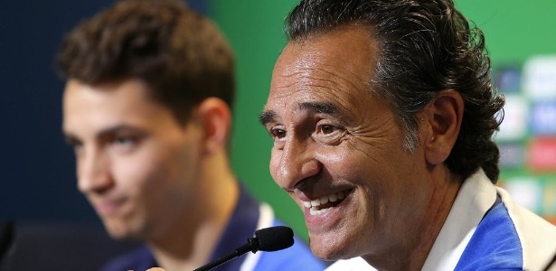 O treinador da Itália, Cesare Prandelli, se diverte ao falar com os jornalistas