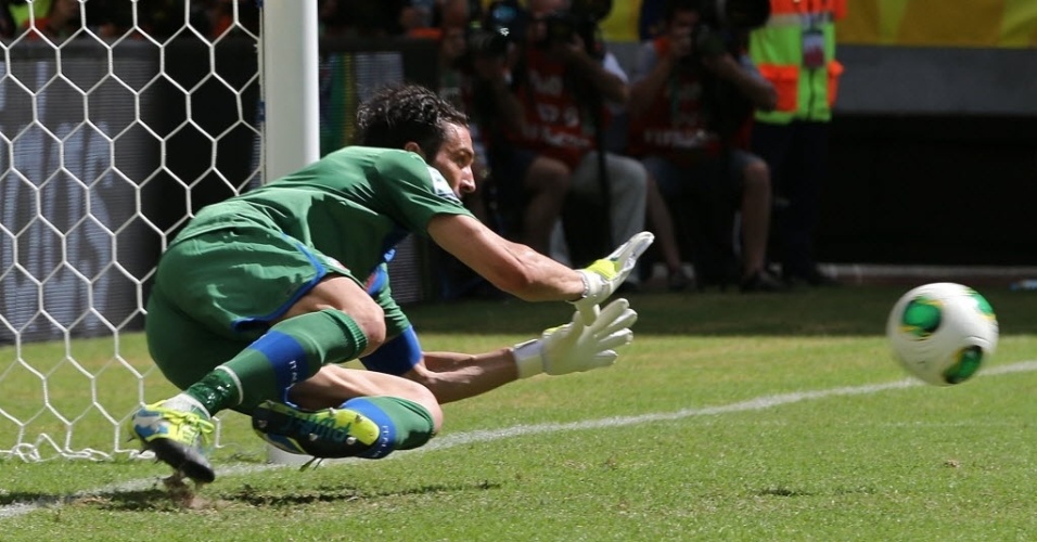 20.jun.2013 - Buffon espalma chute uruguaio no 1° tempo da disputa do 3° lugar