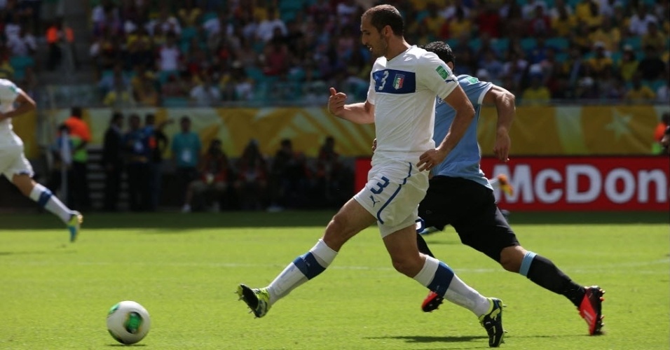 20.jun.2013 - Chiellini tenta passe para a Itália enquanto é marcado por Luiz Suárez