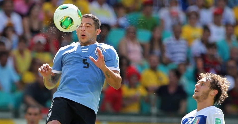 20.jun.2013 - O volante Gargano cabeceia a bola durante o 1° tempo de Uruguai x Itália