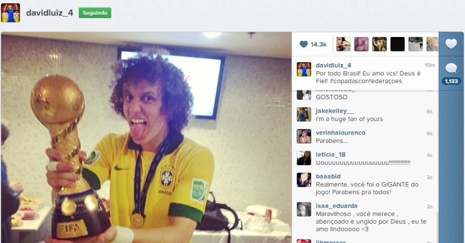 30.06.13 - David Luiz exibe taça de campeão da Copa das Confederações no vestiário