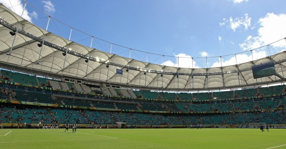 30.jun.2013 - A menos de uma hora para o início da partida entre Uruguai e Itália, Fonte Nova é vista vazia