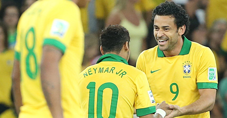 30.jun.2013 - Ao lado de Neymar, Fred comemora gol do Brasil sobre a Espanha na final da Copa das Confederações