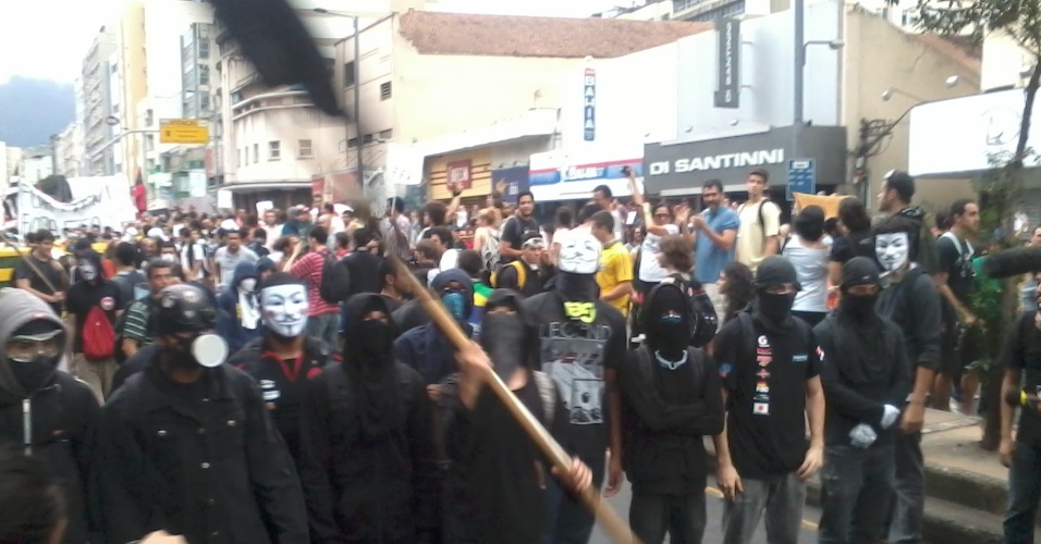 30.jun.2013 - Black Block, grupo radical que tomou a frente da manifestação com máscaras e uma postura intimidatória