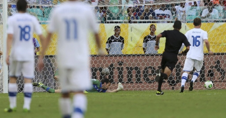 30.jun.2013 - Buffon não alcança a bola chutada por Cavani, que marcou o gol de empate do Uruguai