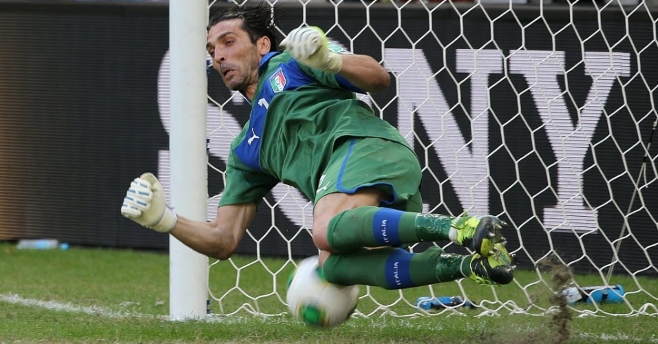 30.jun.2013 - Buffon pegou três pênaltis na disputa de cobranças e a Itália levou o 3° lugar da Copa das Confederações
