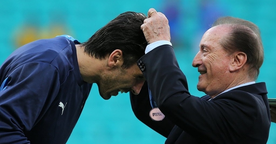30.jun.2013 - Buffon recebe amedalha de 3° lugar conquistada pela Itália na Copa das Confederações