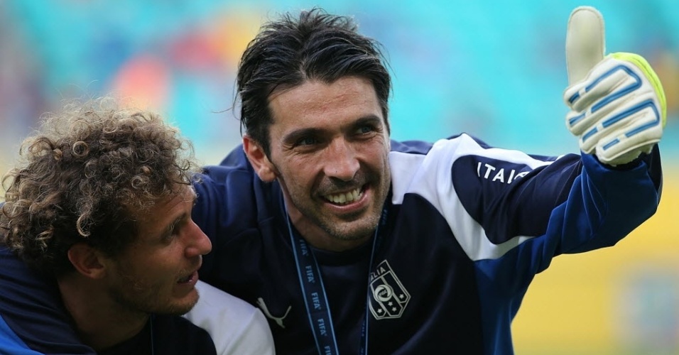 30.jun.2013 - Buffon sorri com a medalha de 3° lugar conquistada pela Itália