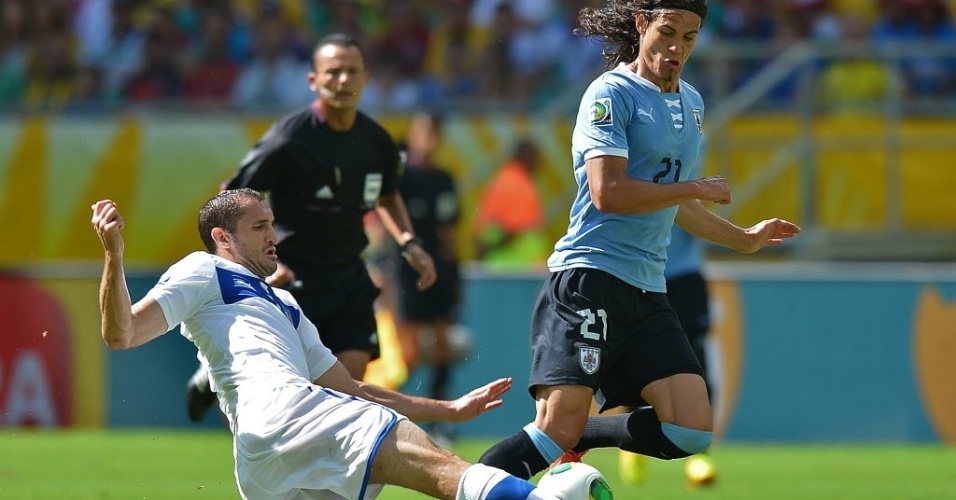 30.jun.2013 - Cavani é desarmado por Chiellini na disputa de 3° lugar entre Uruguai e Itália
