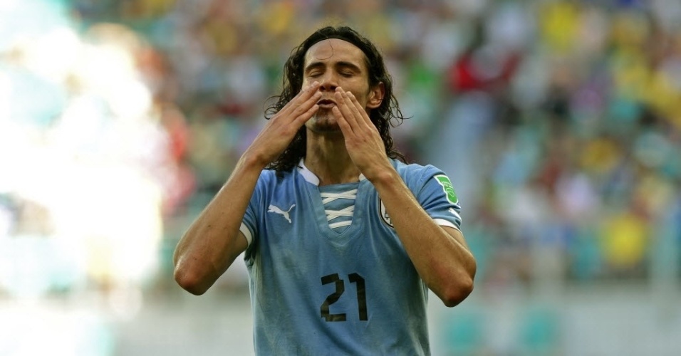 30.jun.2013 - Cavani manda beijo para comemorar o gol de empate do Uruguai contra a Itália