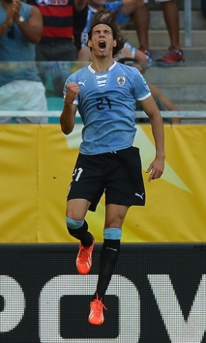 30.jun.2013 - Cavani vibra ao marcar o gol de empate do Uruguai contra a Itália