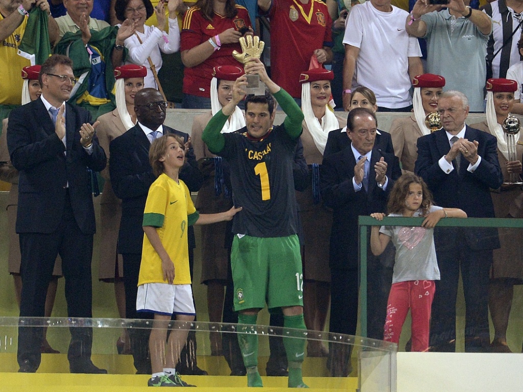 30.jun.2013 - Com camisa de Casillas, Julio Cesar recebe prêmio de melhor goleiro da Copa das Confederações