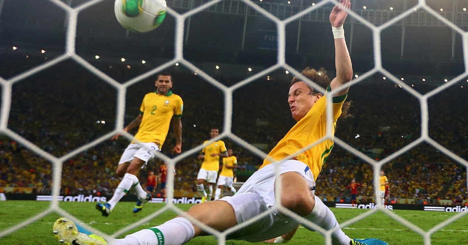 30.jun.2013 - David Luiz dá carrinho e evita gol da Espanha contra o Brasil na final da Copa das Confederações
