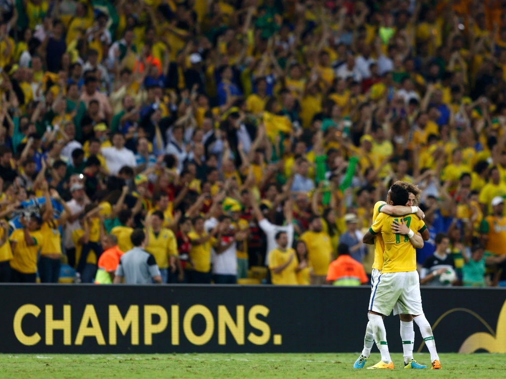 30.jun.2013 - David Luiz e Luiz Gustavo comemoram título da seleção brasileira na Copa das Confederações