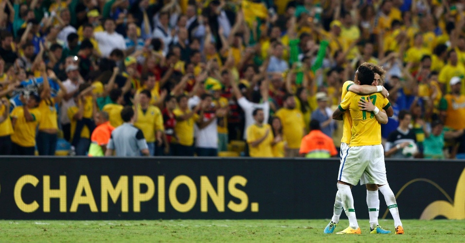 30.jun.2013 - David Luiz e Luiz Gustavo comemoram título da seleção brasileira na Copa das Confederações