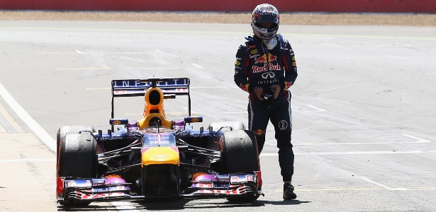 Desolado, Vettel abandonou o GP da Inglaterra após problemas em sua Red Bull - Mark Thompson/Getty Images