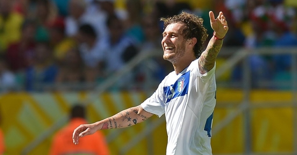 30.jun.2013 - Diamanti comemora o gol ocorrido após sua cobrança de falta na partida entre Itália e Uruguai