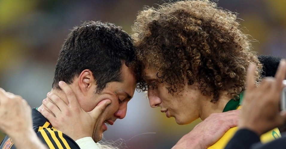 30.jun.2013 - Emocionado, Julio Cesar abraça David Luiz após título da seleção brasileira na Copa das Confederações