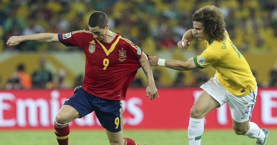 30.jun.2013 - Espanhol Fernando Torres tem camisa puxada por David Luiz durante final da Copa das Confederações
