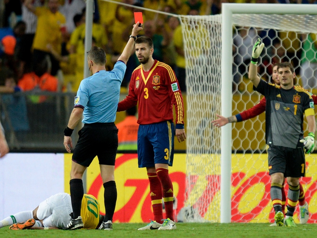 30.jun.2013 - Espanhol Piqué é expulso da partida após cometer falta em Neymar na final da Copa das Confederações
