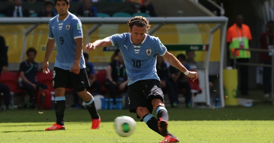 30.jun.2013 - Forlán cobra falta de canhota durante o jogo entre Uruguai e Itália