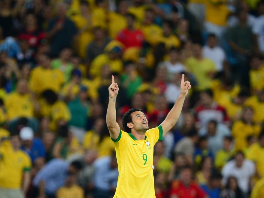 30.jun.2013 - Fred aponta para o céu após anotar gol do Brasil sobre a Espanha