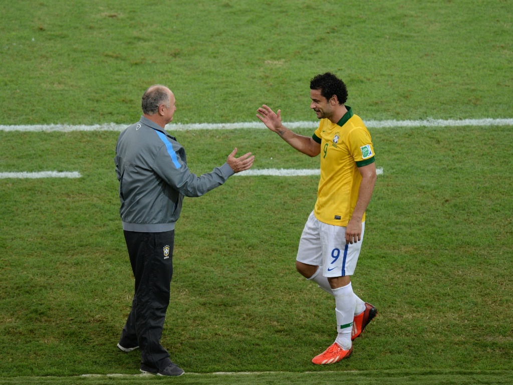 30.jun.2013 - Fred cumprimenta Felipão enquanto é substituído na final entre Brasil e Espanha
