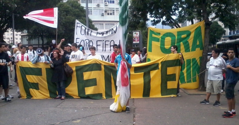 30.jun.2013 - Frente Nacional dos torcedores na praça Saens Peña, pedindo a saída de Marin, presidente da CBF
