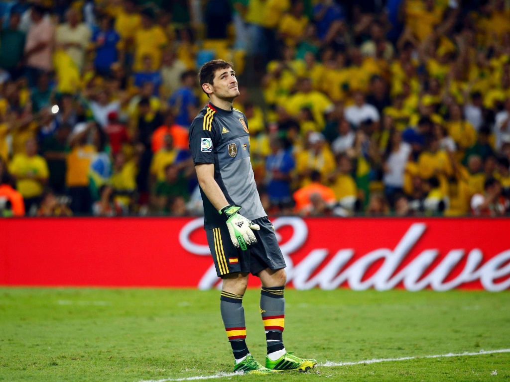30.jun.2013 - Goleiro espanhol Iker Casillas olha desolado para o céu após gol do Brasil na final da Copa das Confederações
