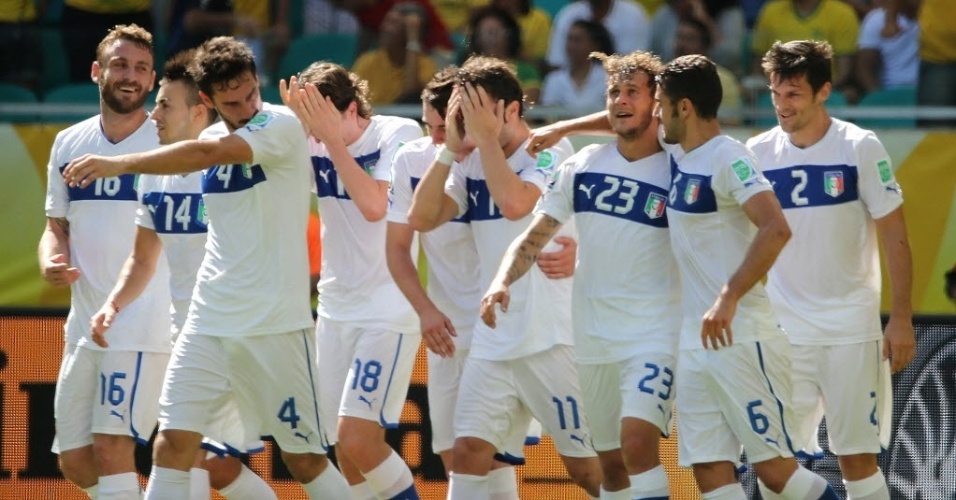 30.jun.2013 - Italianos abraçam Diamanti, autor do primeiro gol da Itália na disputa de 3° lugar